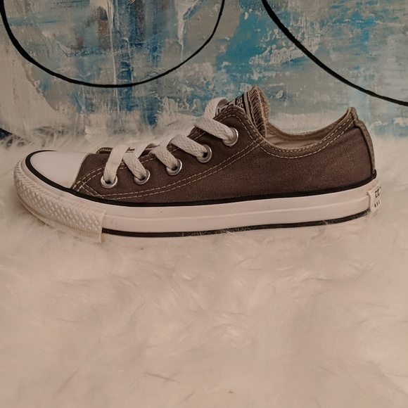 Woman's Converse Size 5 - Picture 5 of 8